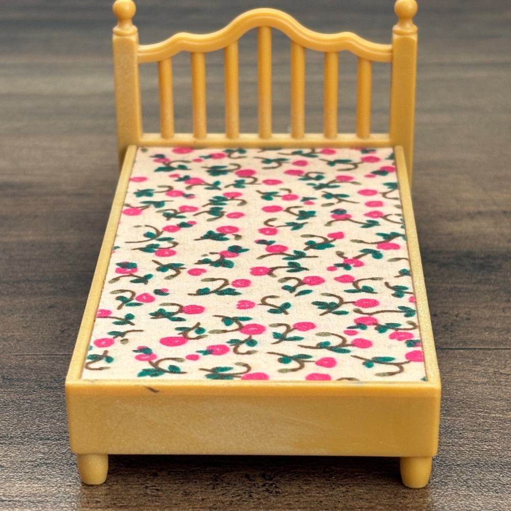 Sylvanian Calico Critters Bed Red Roof Country Home Flowers Replacement Epoch - Picture 2 of 8